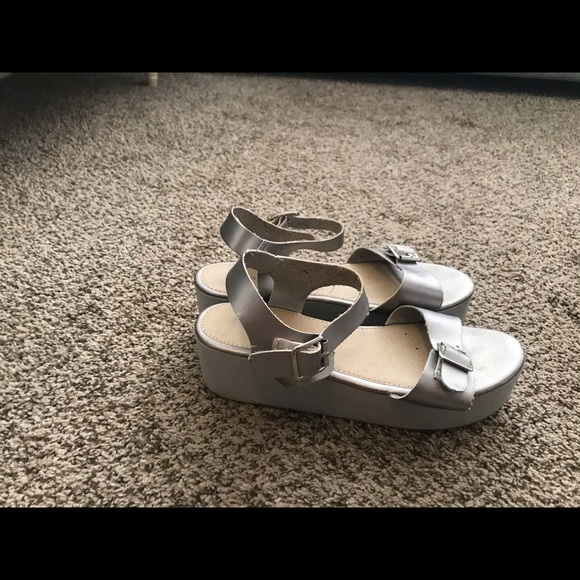 Metallic sandals - Picture 2 of 4